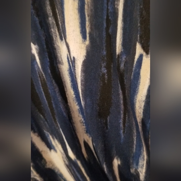 Catherines Twist-Front Top - Picture 4 of 4